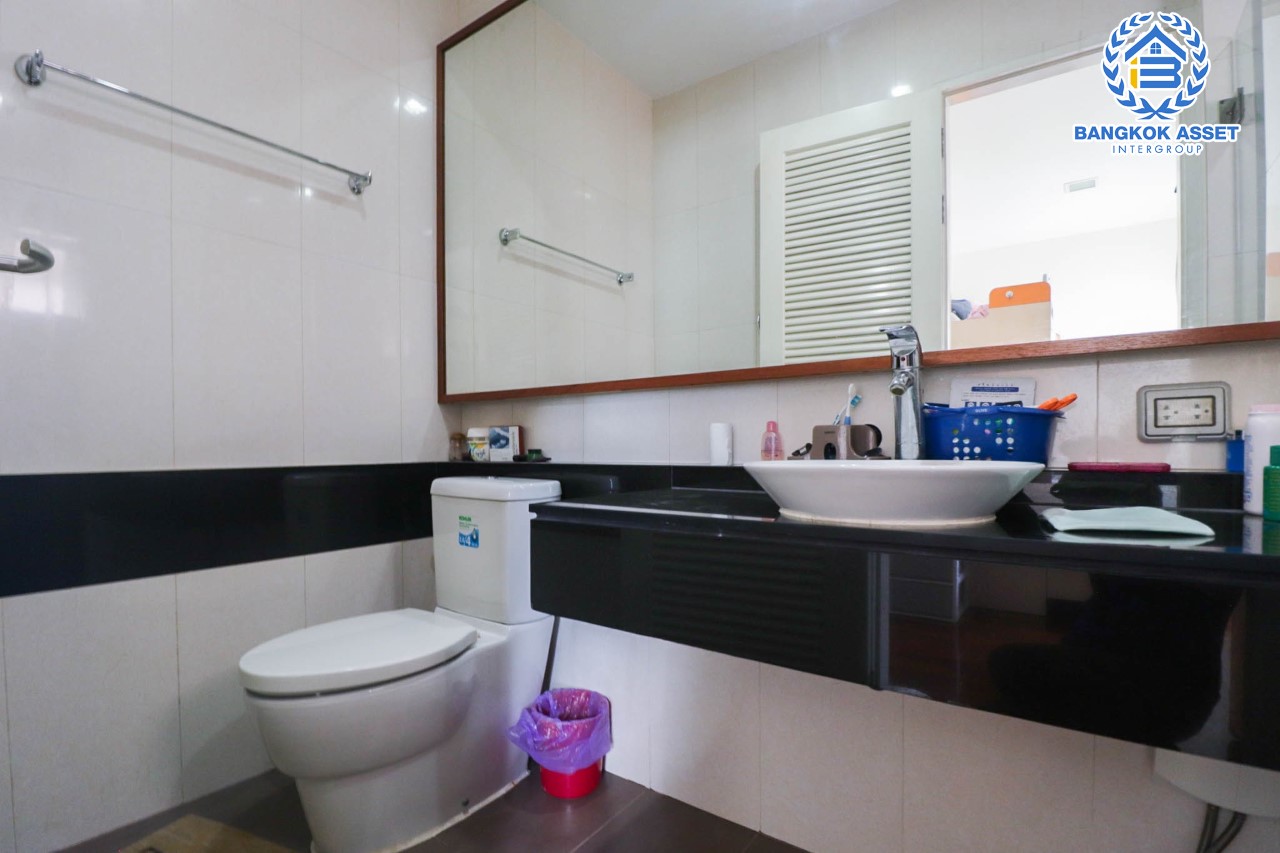 *****บ้านเดี่ยวมือสอง ม. ไพรมารี่ เพรสทีจ รัชดา-รามอินทรา บ้านเดี่ยว 3 ชั้น พร้อมเข้าอยู่ ฟังก์ชัน 5 ห้องนอน 5 ห้องน้ำ 2 ที่จอดรถ ภายในสวย บ้านใหม่ บนเนื้อที่กว่า 52 ตร.ว. พื้นที่ใช้สอยมากถึง 350 ตร.ม. บนทำเลศักยภาพ เชื่อมต่อ ถ.รามอินทรา, ถ.พหลโยธิน, ถ.สุขาภิบาล5 เดินทางสะดวก ใกล้ทางด่วน "เอกมัย-รามอินทรา" และรถไฟฟ้า "นพรัตน์"